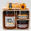 Kit Aristeu com mel Gold, mel Ruby, pólen, vela de cera de abelha enrolada e colher de madeira.