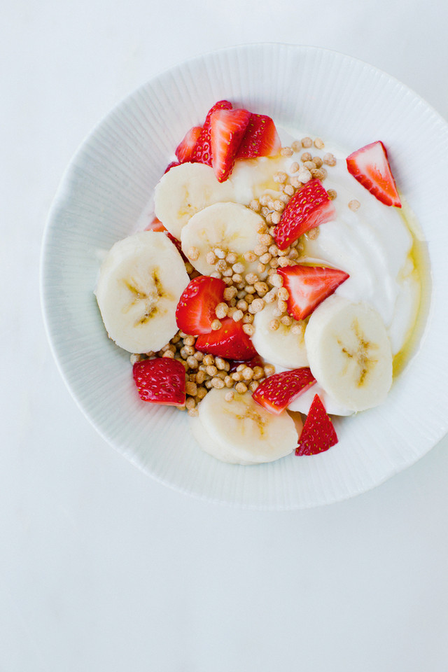 Iogurte com mel, banana e morangos