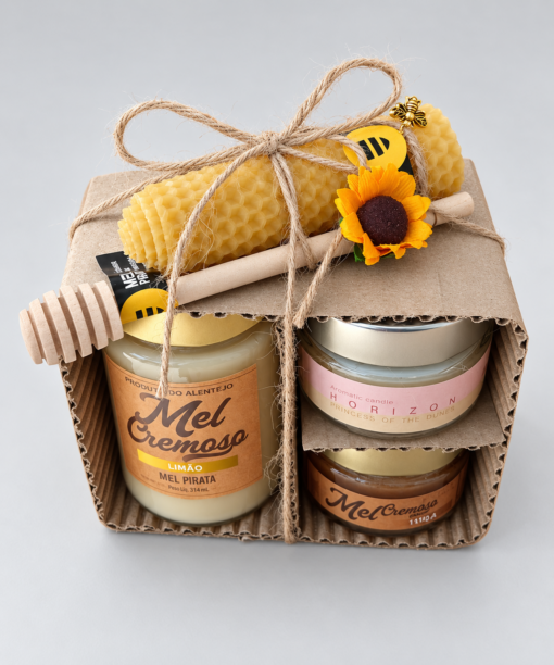 Kit Héstia com méis cremosos, velas e colher de madeira.