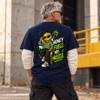 Pessoa com t-shirt azul-marinho Mel Pirata, vista de costas, com desenho da abelha Mel e frase Honey Fuels My Hustle.