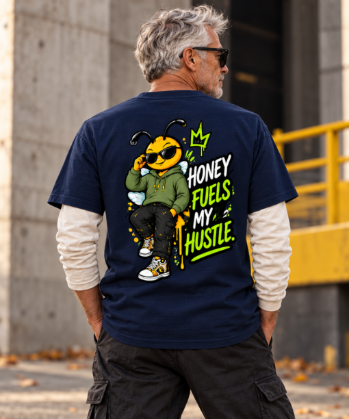 Pessoa com t-shirt azul-marinho Mel Pirata, vista de costas, com desenho da abelha Mel e frase Honey Fuels My Hustle.