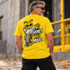 Pessoa com t-shirt amarela Mel Pirata com desenho da abelha Mel e frase No Honey No Mood.