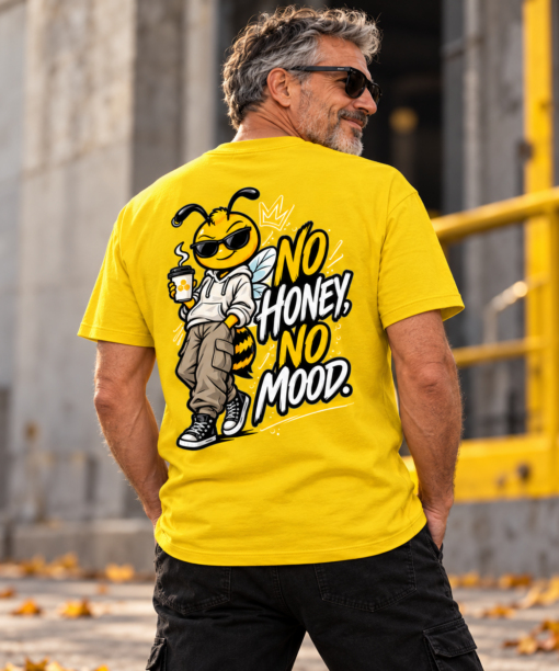 Pessoa com t-shirt amarela Mel Pirata com desenho da abelha Mel e frase No Honey No Mood.