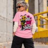T-shirt rosa Mel Pirata com desenho da abelha Mel e frase Too Sweet to Stress.rosa de costas, preenche assim: - Texto alternativo: Mulher com T-shirt rosa Mel Pirata, vista de costas, com o desenho da Mel e a frase “Too Sweet to Stress