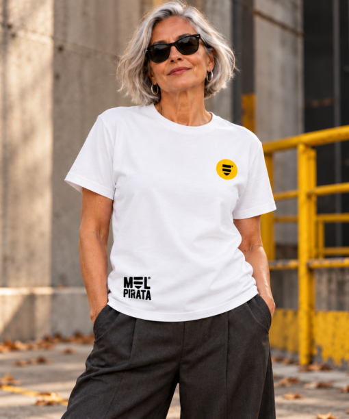 Pessoa com t-shirt branca Mel Pirata, vista de frente, com símbolo no peito e marca junto à bainha.
