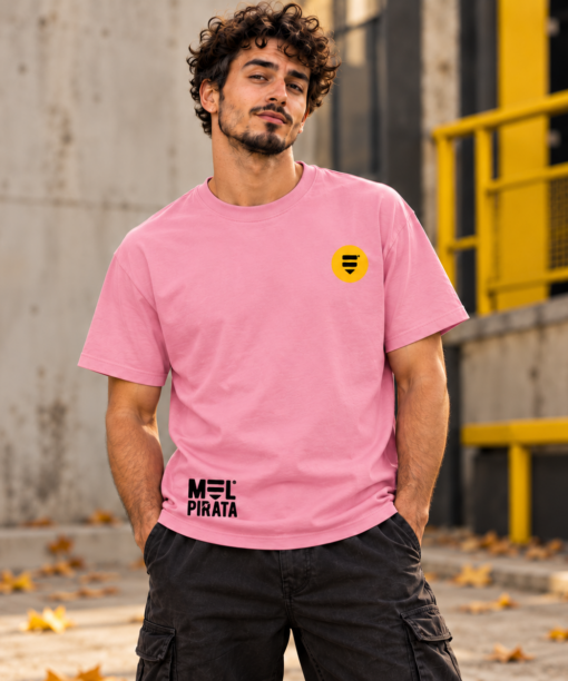 Modelo com t-shirt rosa Mel Pirata Too Sweet to Stress, vista de frente, em ambiente urbano.