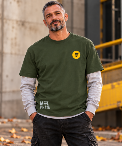 Pessoa com t-shirt verde Mel Pirata, vista de frente, com símbolo no peito e marca junto à bainha.