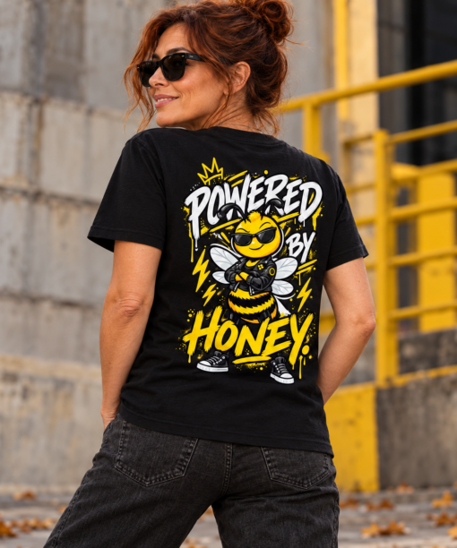 T-shirt preta Mel Pirata com desenho da abelha Mel e frase Powered by Honey