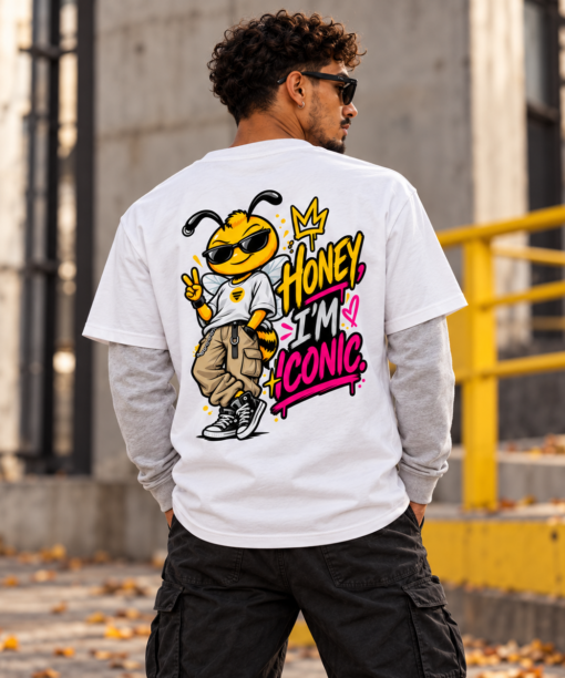 Pessoa com t-shirt branca Mel Pirata, vista de costas, com desenho da abelha Mel e frase Honey, I'm Iconic.