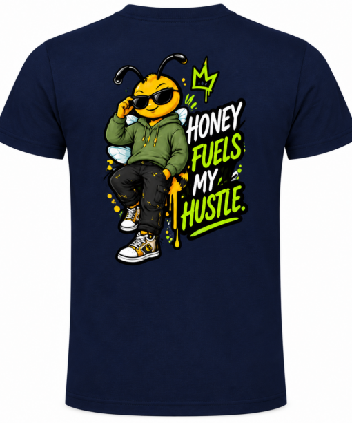Costas da t-shirt azul-marinho Mel Pirata com desenho da abelha Mel e frase Honey Fuels My Hustle.