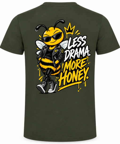 Costas da t-shirt verde Mel Pirata com desenho da abelha Mel e frase Less Drama More Honey.