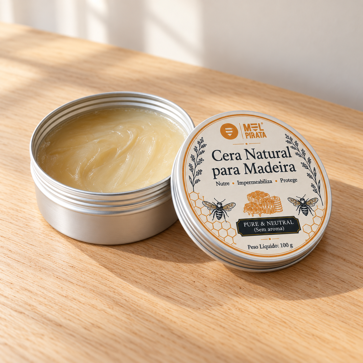 Lata aberta de Cera Natural para Madeira Mel Pirata, com tampa ao lado, junto de uma tábua de cozinha e de um pano.