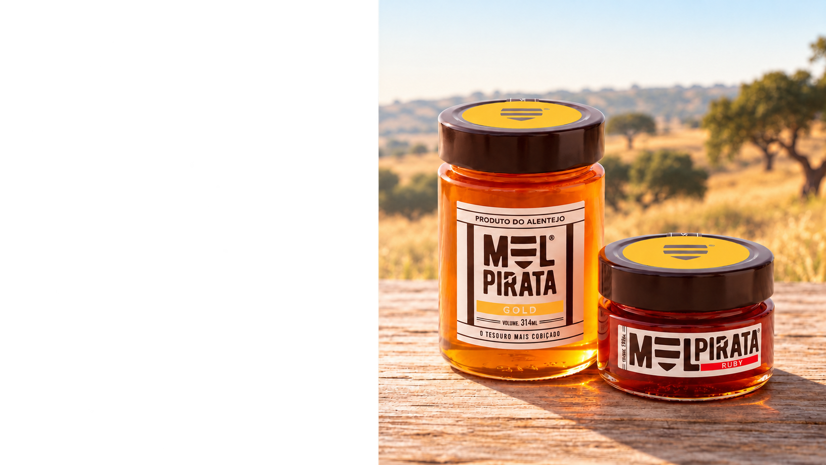 Frascos de mel Gold e Ruby da Mel Pirata sobre uma mesa de madeira, com paisagem alentejana ao fundo.