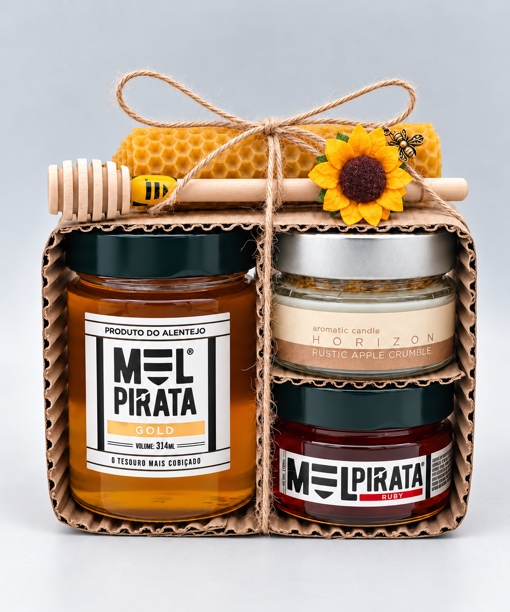 Kit Melissa com dois frascos de mel, vela aromática Horizon, vela de cera de abelha e colher de madeira.