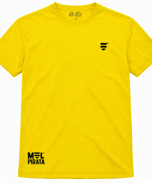Frente da t-shirt amarela Mel Pirata com símbolo no peito e marca junto à bainha.