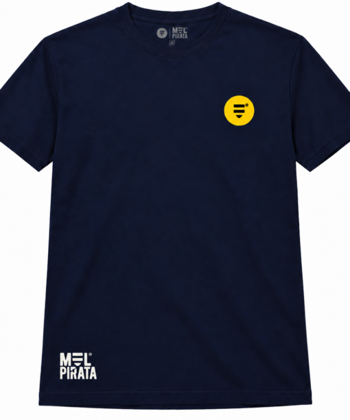 Frente da t-shirt azul-marinho Mel Pirata com símbolo no peito e marca junto à bainha.