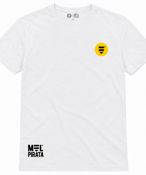 Frente da t-shirt branca Mel Pirata com símbolo no peito e marca junto à bainha.