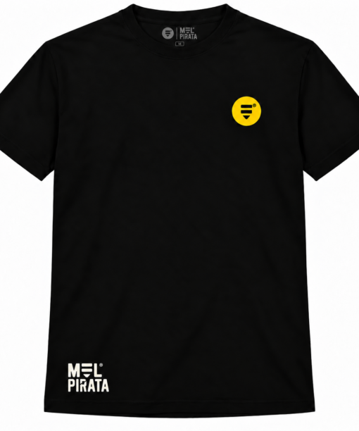 Frente da t-shirt preta Mel Pirata com símbolo no peito e marca junto à bainha.