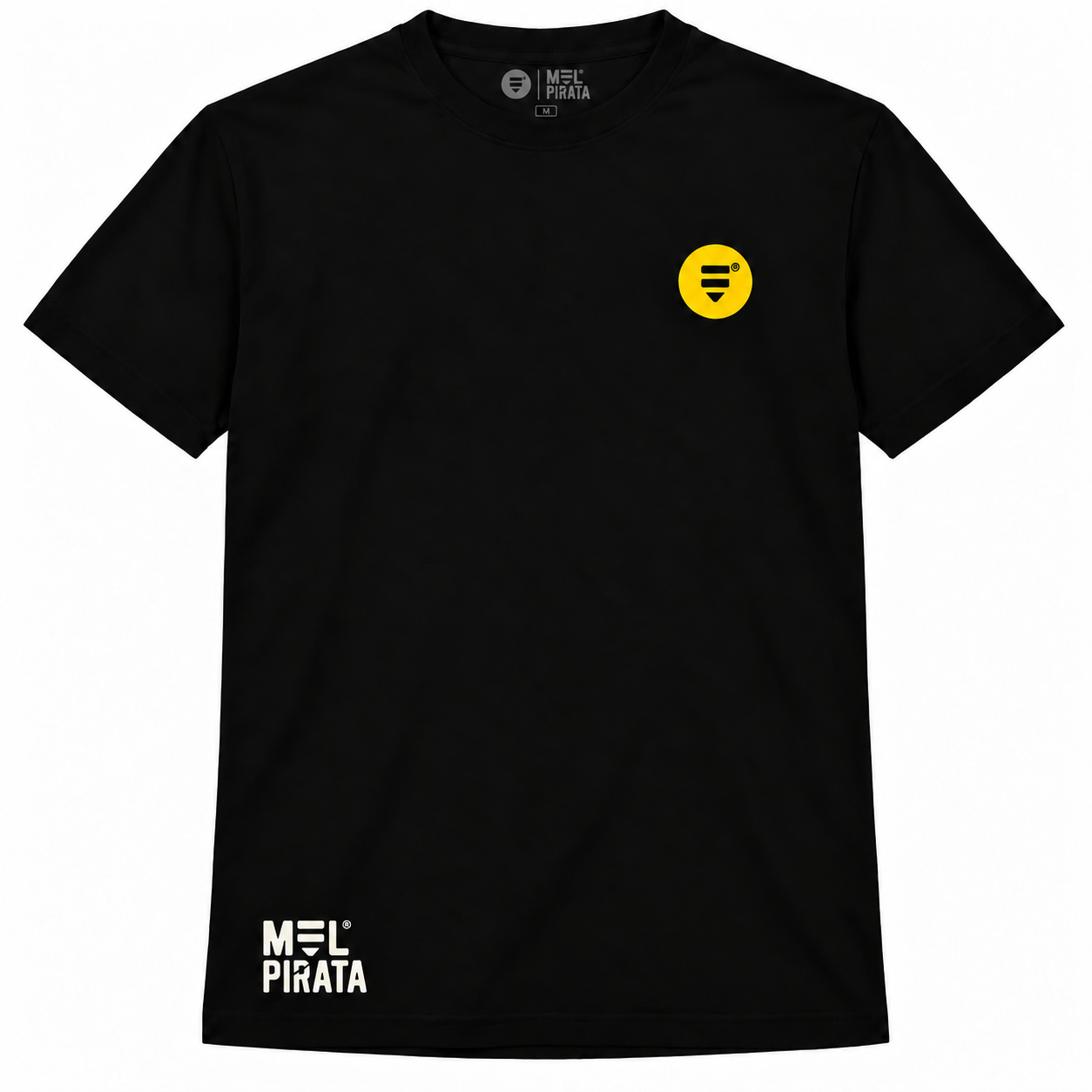 Frente da t-shirt preta Mel Pirata com símbolo no peito e marca junto à bainha.