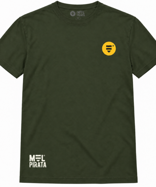 Frente da t-shirt verde Mel Pirata com símbolo no peito e marca junto à bainha.